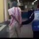 Joven disfrazado de El Chavo del 8 es escoltado esposado por un agente de seguridad durante un operativo en Río de Janeiro, Brasil.