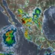 Imagen satelital que muestra al huracán Narda frente a las costas del Pacífico mexicano, con nubes de tormenta que se extienden hacia varios estados, incluida Puebla.