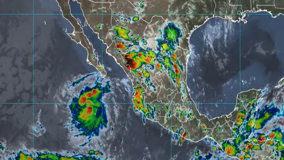 Imagen satelital que muestra al huracán Narda frente a las costas del Pacífico mexicano, con nubes de tormenta que se extienden hacia varios estados, incluida Puebla.