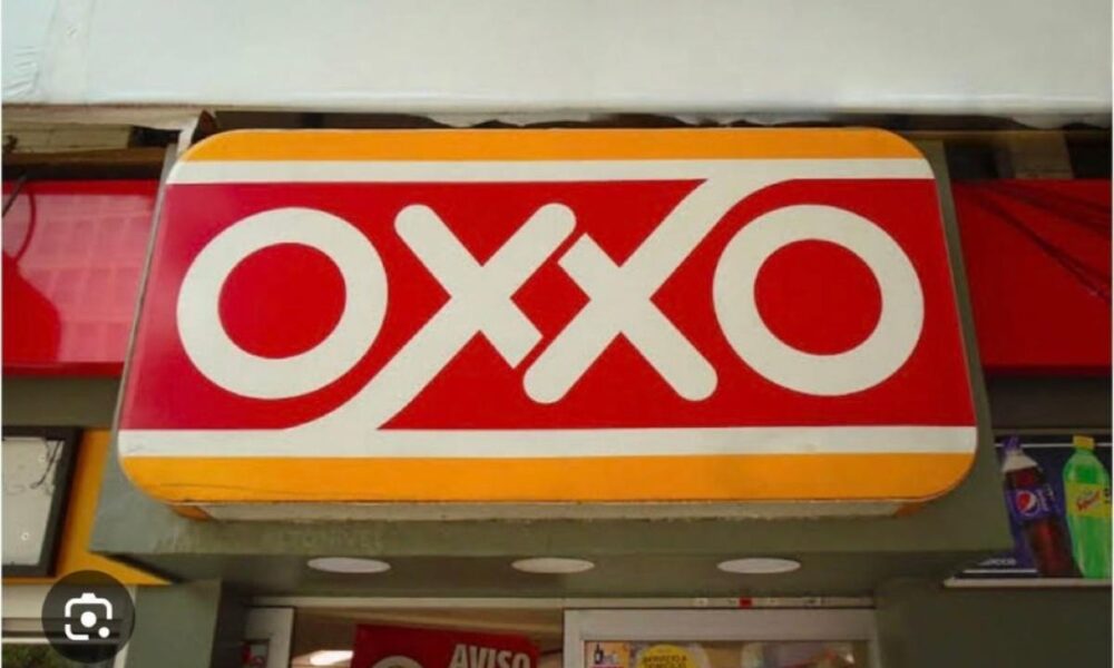El emblema de Oxxo, símbolo de una de las cadenas más grandes de América Latina, hoy también asociado al debate sobre seguridad y extorsión.