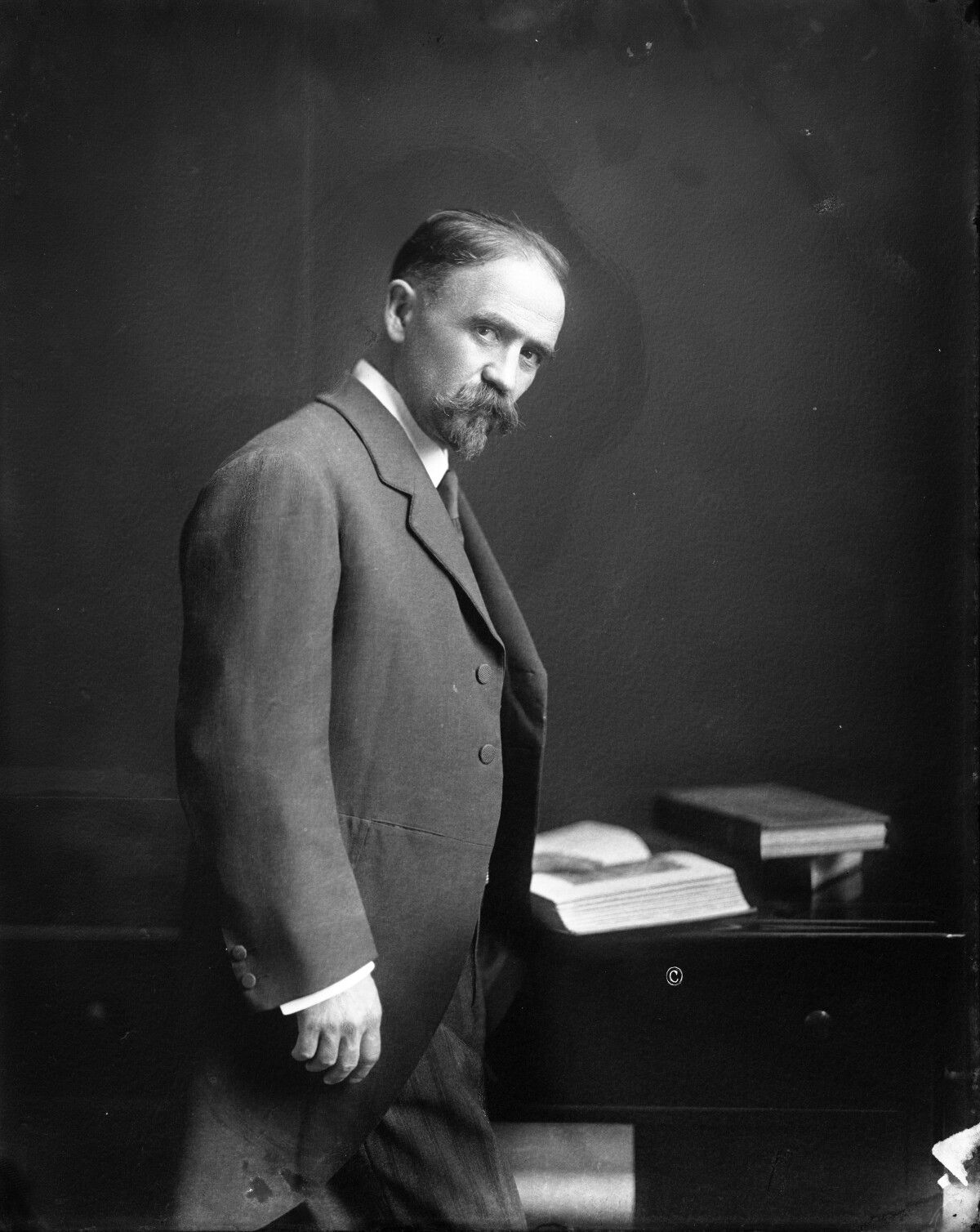 Retrato de Francisco I. Madero, político y líder de la Revolución Mexicana, en conmemoración de su natalicio.