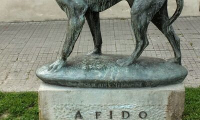 Escultura de bronce de Fido, el perro italiano símbolo de fidelidad, ubicada en Borgo San Lorenzo, Toscana.