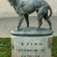 Escultura de bronce de Fido, el perro italiano símbolo de fidelidad, ubicada en Borgo San Lorenzo, Toscana.