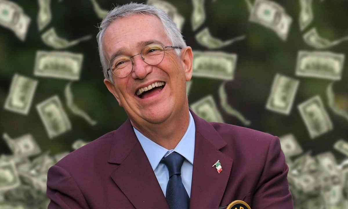 Fotografía de Ricardo Salinas Pliego sonriendo, con billetes cayendo al fondo, durante la celebración de su cumpleaños.