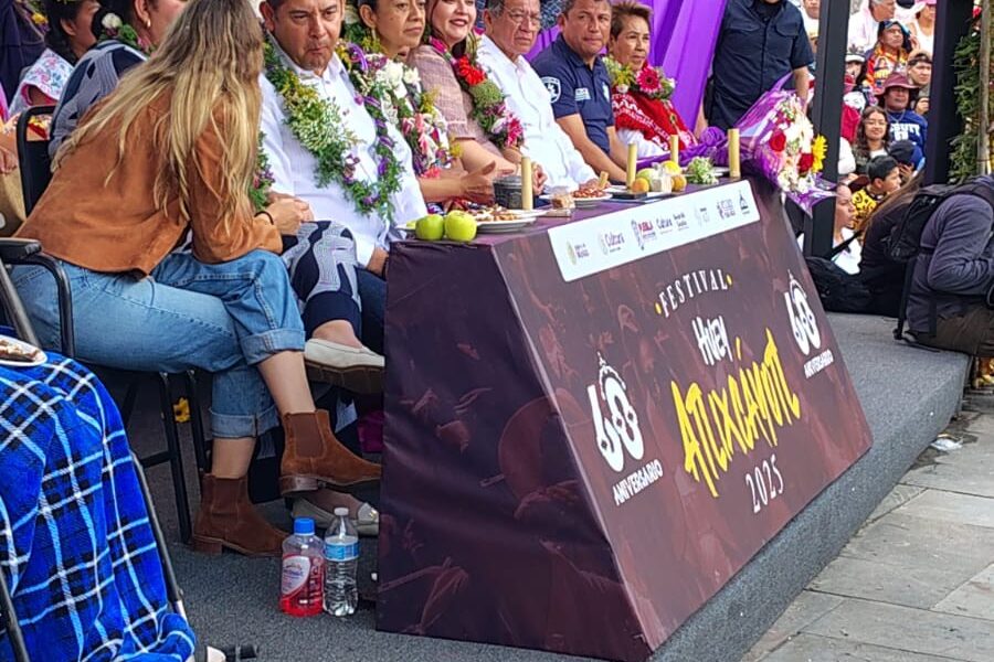Autoridades estatales y municipales en el presídium del Huey Atlixcáyotl 2023, durante la ceremonia inaugural en el Cerro de San Miguel, en Atlixco, Puebla.