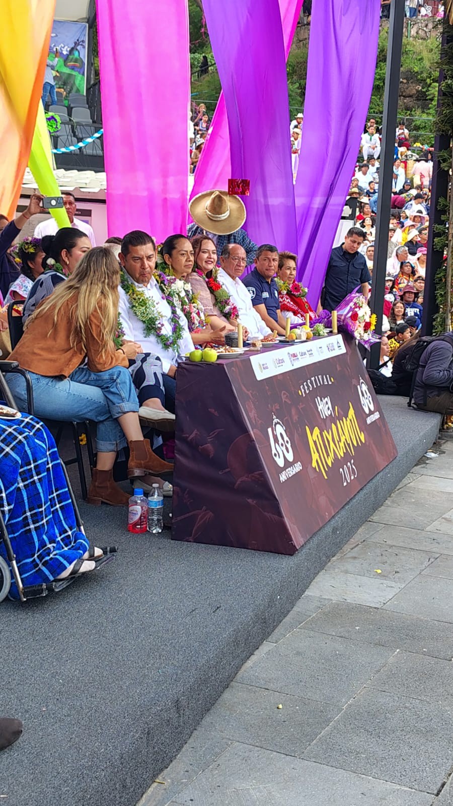 Autoridades estatales y municipales en el presídium del Huey Atlixcáyotl 2023, durante la ceremonia inaugural en el Cerro de San Miguel, en Atlixco, Puebla.