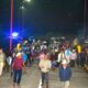 Habitantes de Cacaloxuchitl recorren las nuevas calles de concreto hidráulico durante la inauguración nocturna organizada por el Ayuntamiento de Huaquechula.