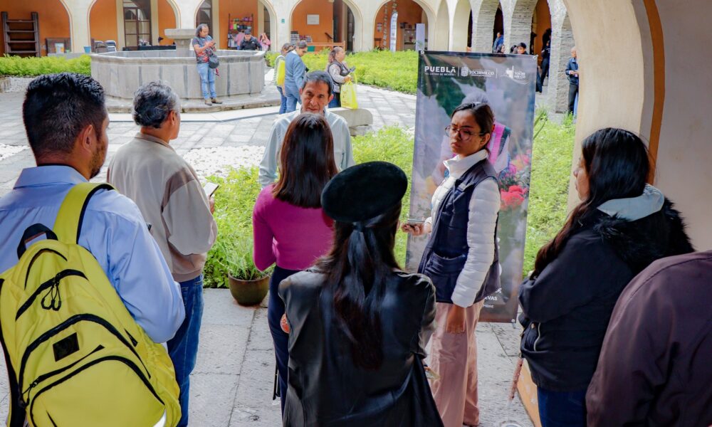 Representantes del Ayuntamiento de Tochimilco durante la rueda de prensa en el Centro Cultural San Roque, donde se presentaron las actividades del Día de Muertos 2025 y la exposición “Ofrendas Nuevas”, símbolo de la identidad cultural del municipio.