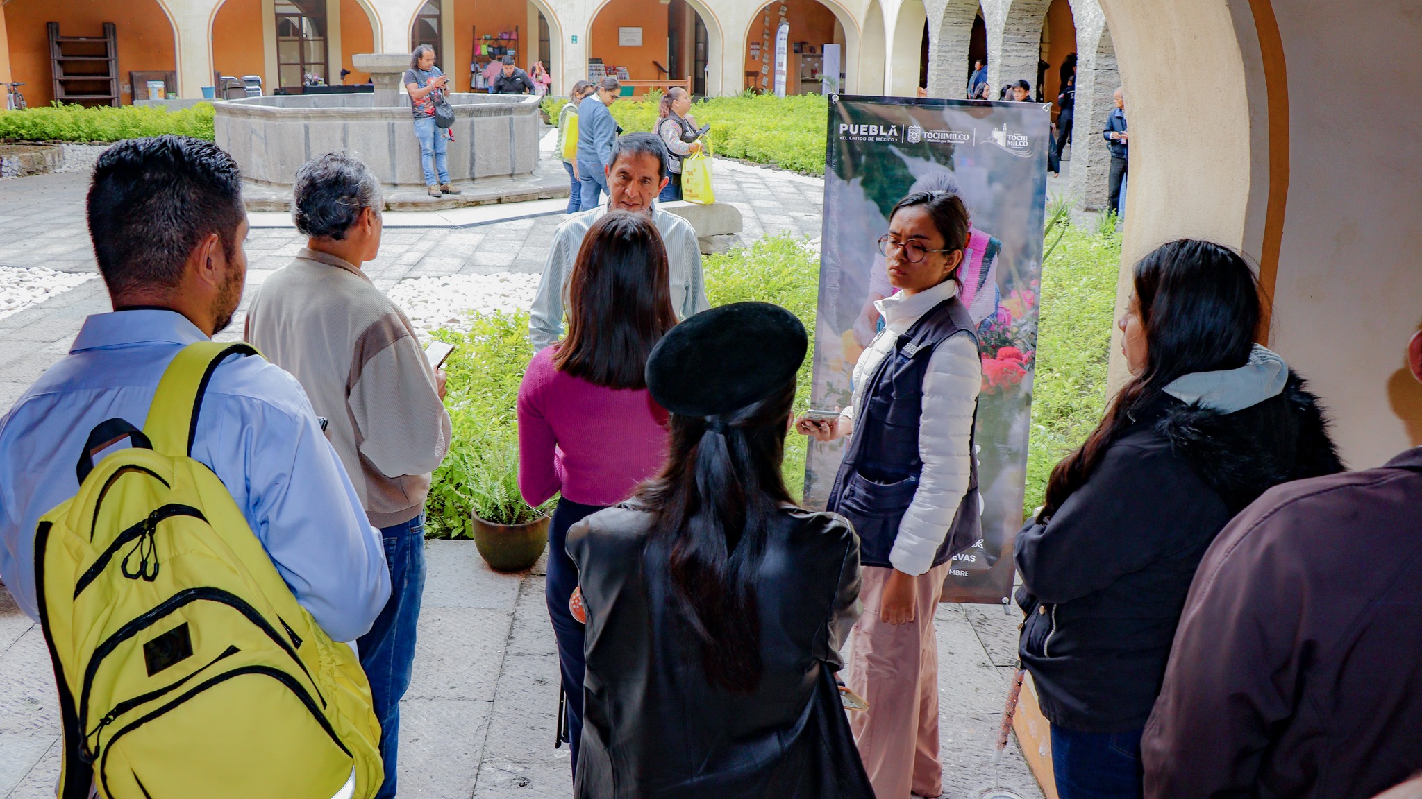 Representantes del Ayuntamiento de Tochimilco durante la rueda de prensa en el Centro Cultural San Roque, donde se presentaron las actividades del Día de Muertos 2025 y la exposición “Ofrendas Nuevas”, símbolo de la identidad cultural del municipio.