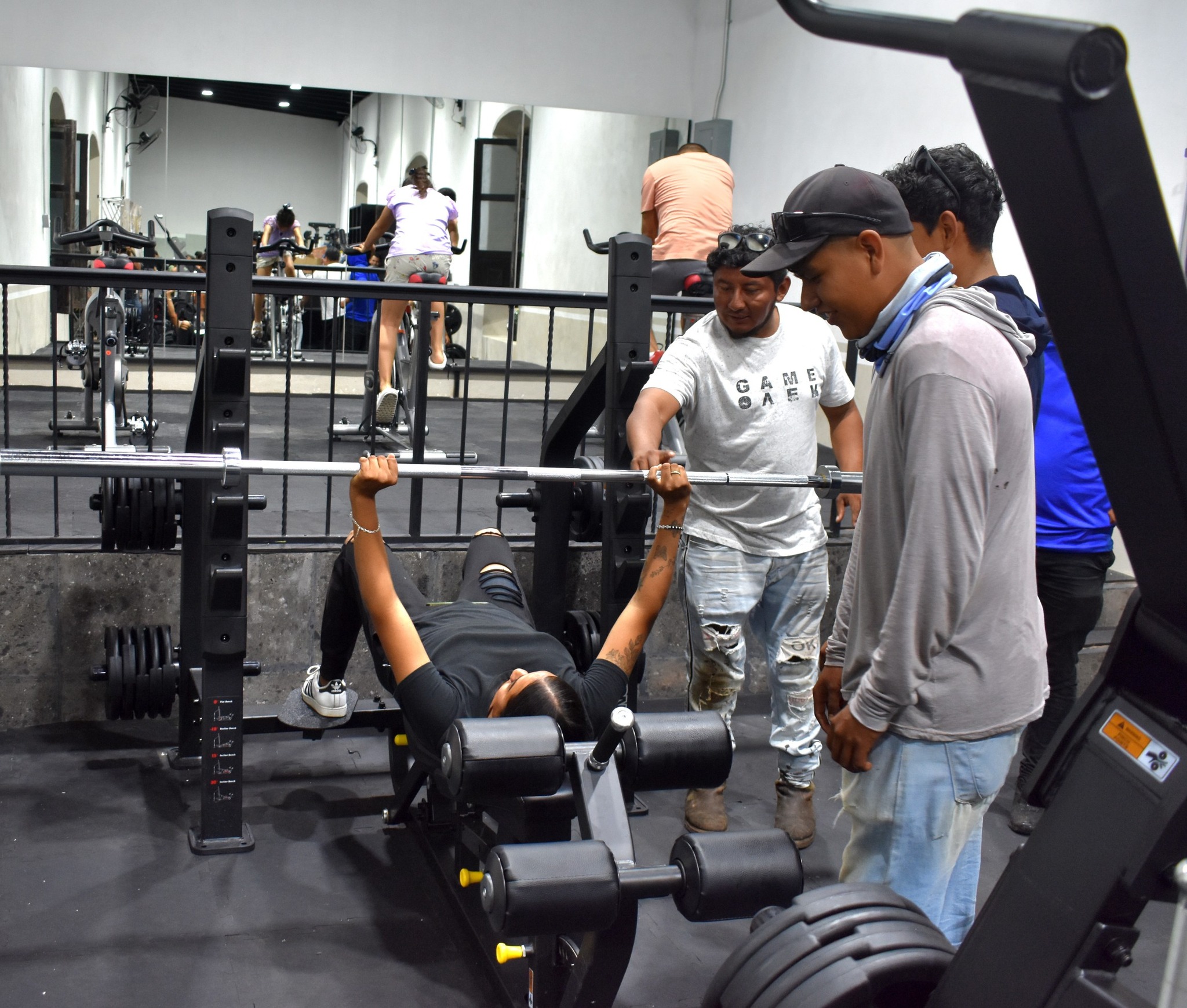 Ciudadanos de Huaquechula realizan actividades físicas en el nuevo Gimnasio Municipal, un espacio impulsado por el Ayuntamiento para fomentar la salud y el bienestar comunitario.