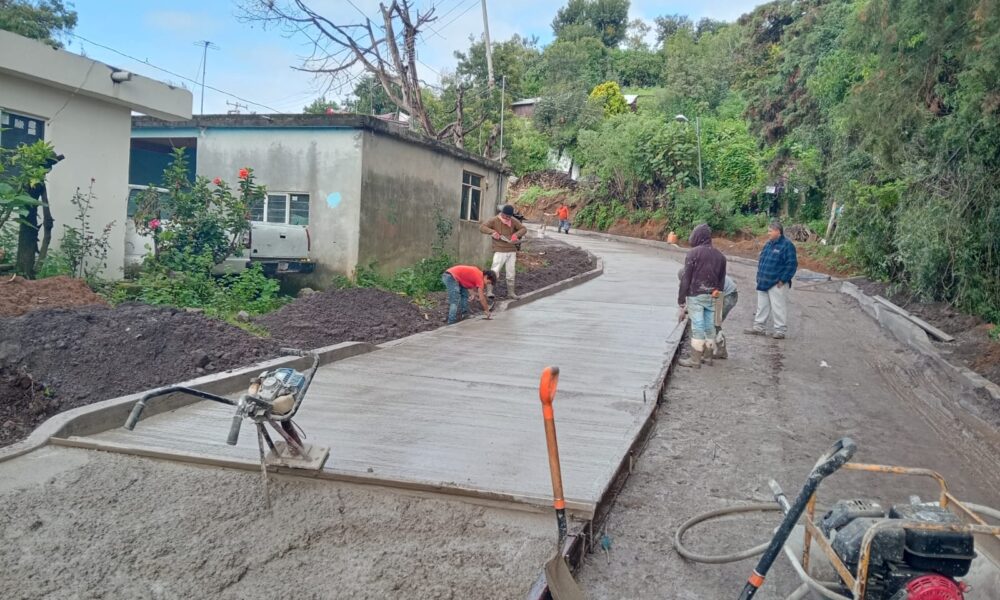 Trabajadores realizan la pavimentación con concreto hidráulico en la Calle Hombres Ilustres, en la junta auxiliar de Santiago Tochimizolco, mejorando la infraestructura vial y garantizando un acceso seguro a la comunidad.