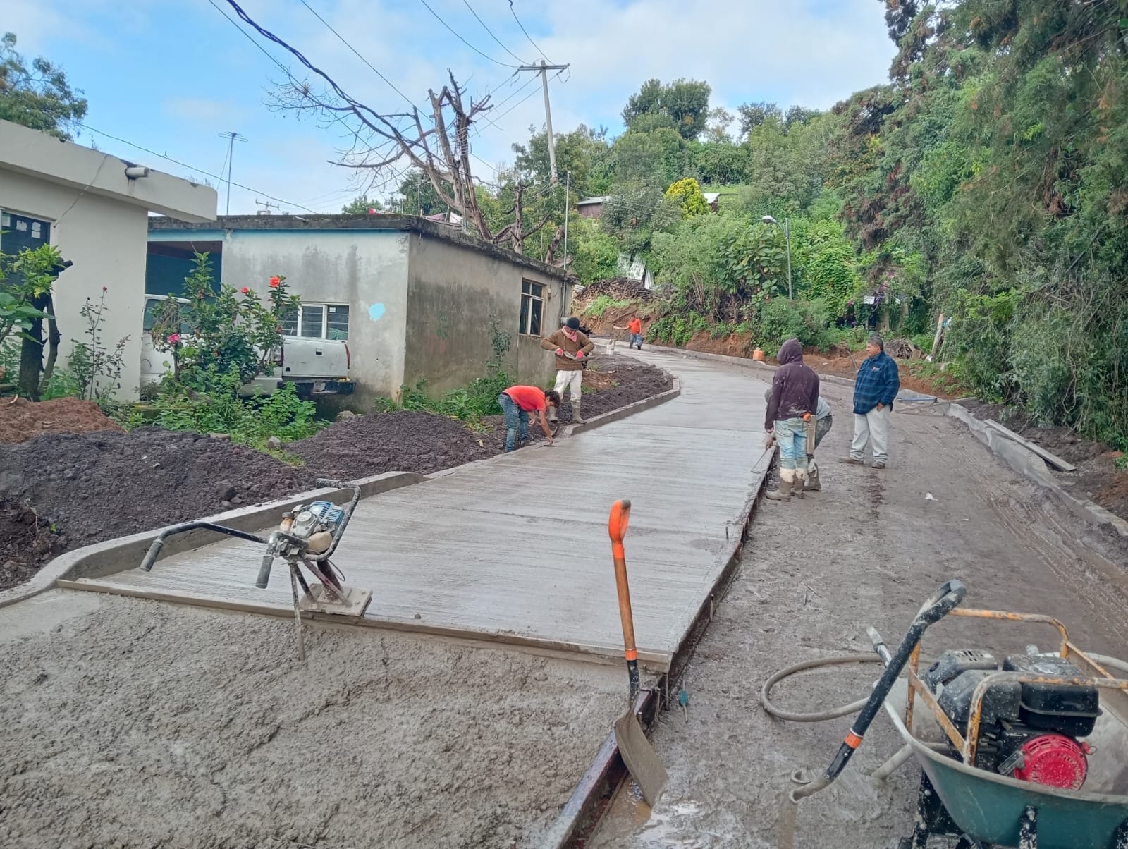 Trabajadores realizan la pavimentación con concreto hidráulico en la Calle Hombres Ilustres, en la junta auxiliar de Santiago Tochimizolco, mejorando la infraestructura vial y garantizando un acceso seguro a la comunidad.