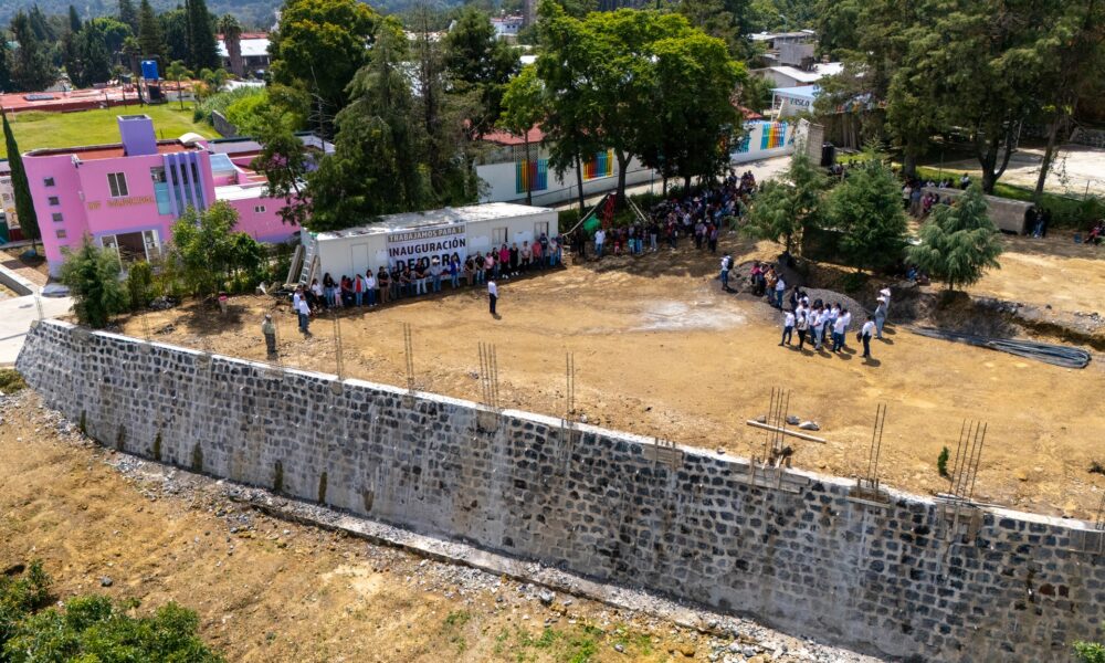 Autoridades municipales inauguran el muro de contención en la escuela primaria Froylán C. Manjarrez, una obra que fortalece la infraestructura educativa y la seguridad en Tochimilco.