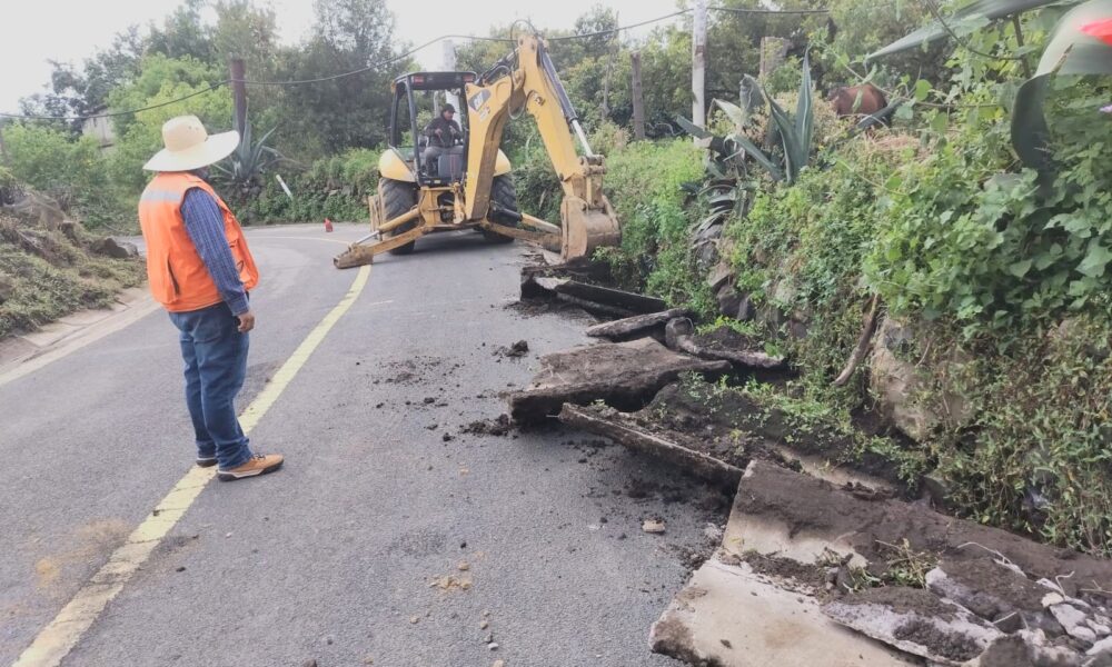 Personal de obras públicas del Ayuntamiento de Tochimilco supervisa la rehabilitación de la red de drenaje sanitario en la junta auxiliar de Santa Catarina Tepanapa, utilizando maquinaria pesada para retirar tuberías dañadas y mejorar la infraestructura urbana.