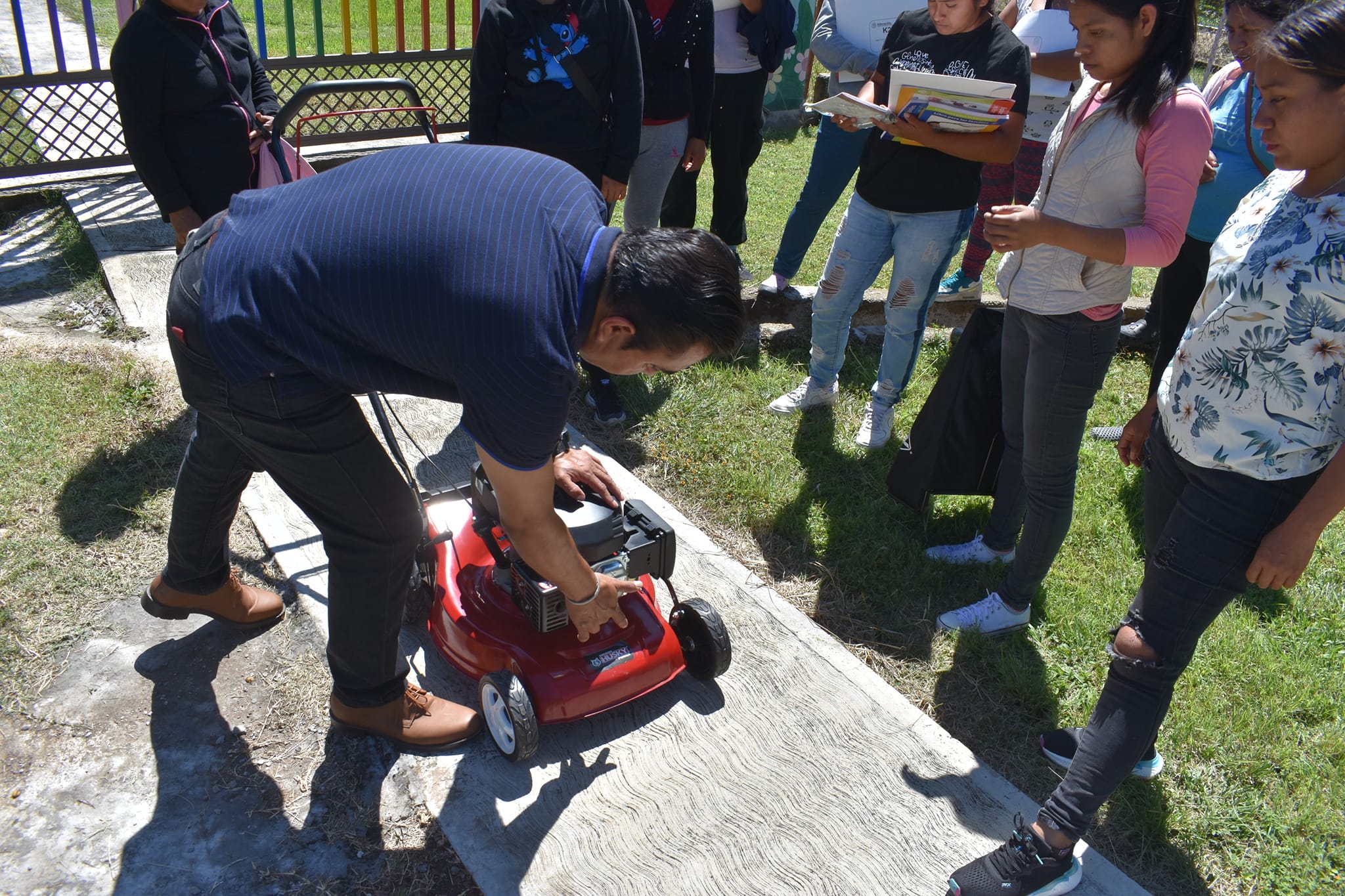 Representante del Ayuntamiento de Huaquechula realiza la entrega y demostración del uso de una podadora al comité de padres de familia del Jardín de Niños “Vicente Guerrero”, en San Antonio Cuautla, como parte de las acciones para mejorar el mantenimiento escolar.