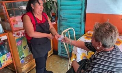 Autoridad municipal entrega apoyo económico a una madre de familia para cubrir estudios médicos neurológicos de su hijo, reafirmando el compromiso del ayuntamiento con la salud y el bienestar de la comunidad.