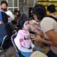 Mujer maquillando a niña en el Taller de Autoempleo de Maquillaje Artístico del DIF Municipal Tochimilco, con temática del Día de Muertos.