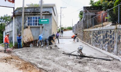 Trabajadores realizan la pavimentación con concreto hidráulico de la calle Hombres Ilustres en Santiago Tochimizolco, Tochimilco.