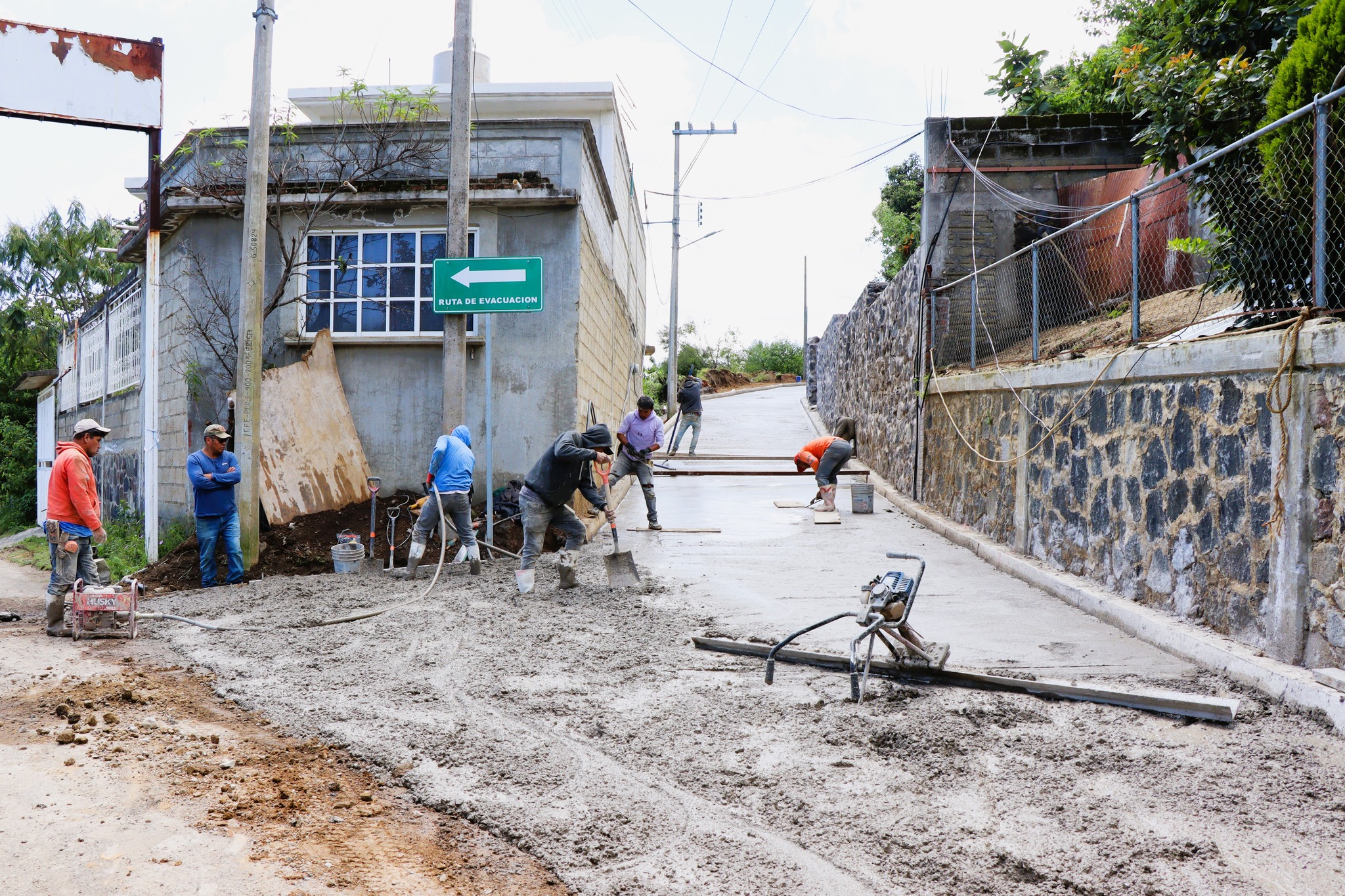 Trabajadores realizan la pavimentación con concreto hidráulico de la calle Hombres Ilustres en Santiago Tochimizolco, Tochimilco.