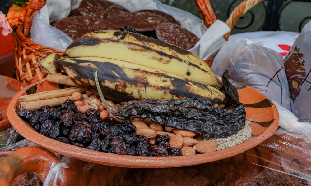Ingredientes tradicionales del mole poblano, como plátano macho, almendras, chiles secos, pasas y canela, utilizados en los talleres “Encendiendo las Tradiciones” en Tochimilco.