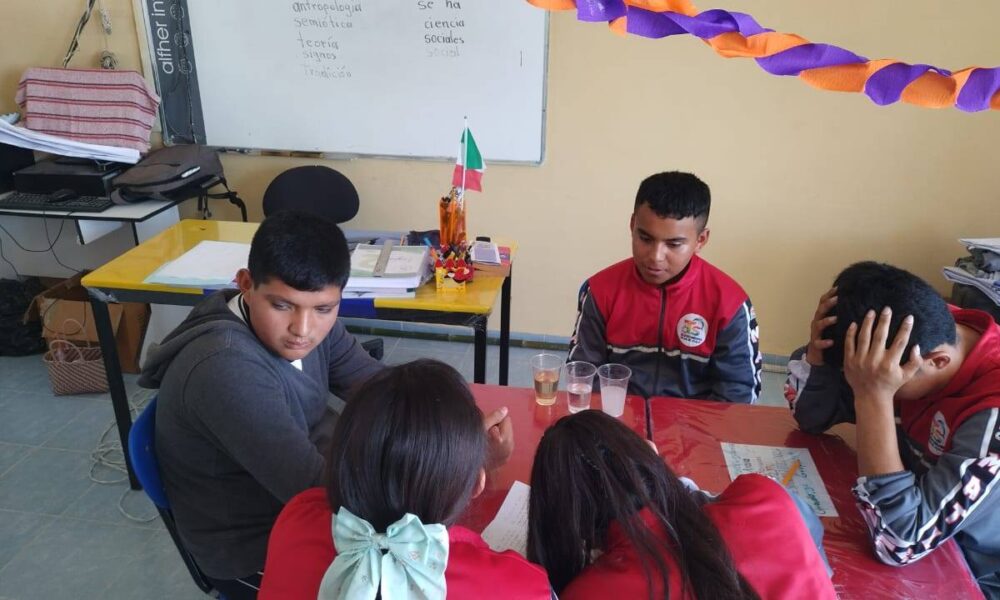 Estudiantes de la Telesecundaria Plan de Ayala participan en una plática de prevención de adicciones impartida por la Dirección de Prevención del Delito de Huaquechula.