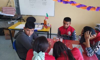 Estudiantes de la Telesecundaria Plan de Ayala participan en una plática de prevención de adicciones impartida por la Dirección de Prevención del Delito de Huaquechula.