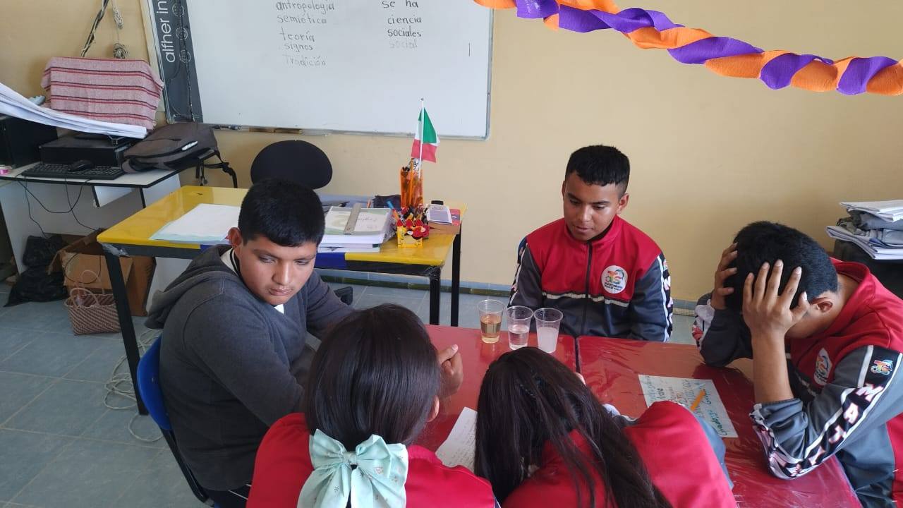 Estudiantes de la Telesecundaria Plan de Ayala participan en una plática de prevención de adicciones impartida por la Dirección de Prevención del Delito de Huaquechula.