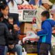 Mujer y niños participan en el tradicional Trueque de Huaquechula, intercambiando productos del campo en la Plaza Grande antes del Día de Muertos.
