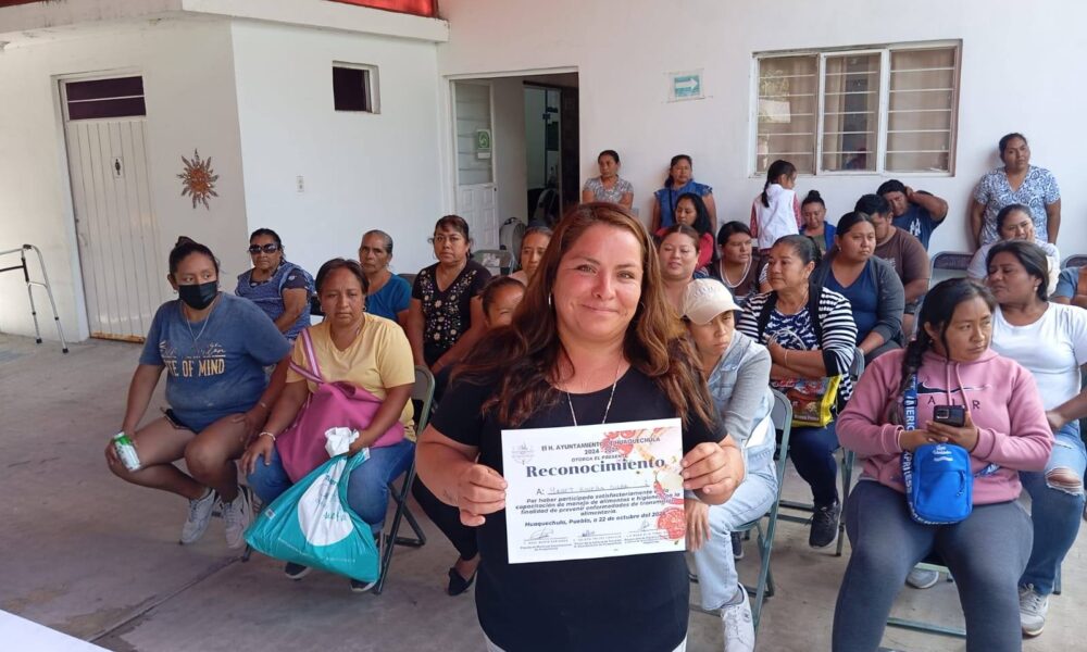 Comerciantes de Huaquechula reciben capacitación sobre higiene y manejo de alimentos antes del Día de Muertos 2025.