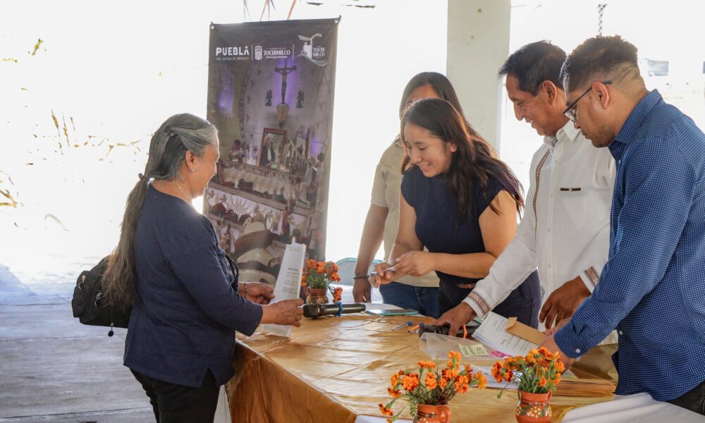 Entrega de apoyos económicos a familias tochimilquenses para la colocación de Ofrendas Nuevas del Día de Muertos 2025.
