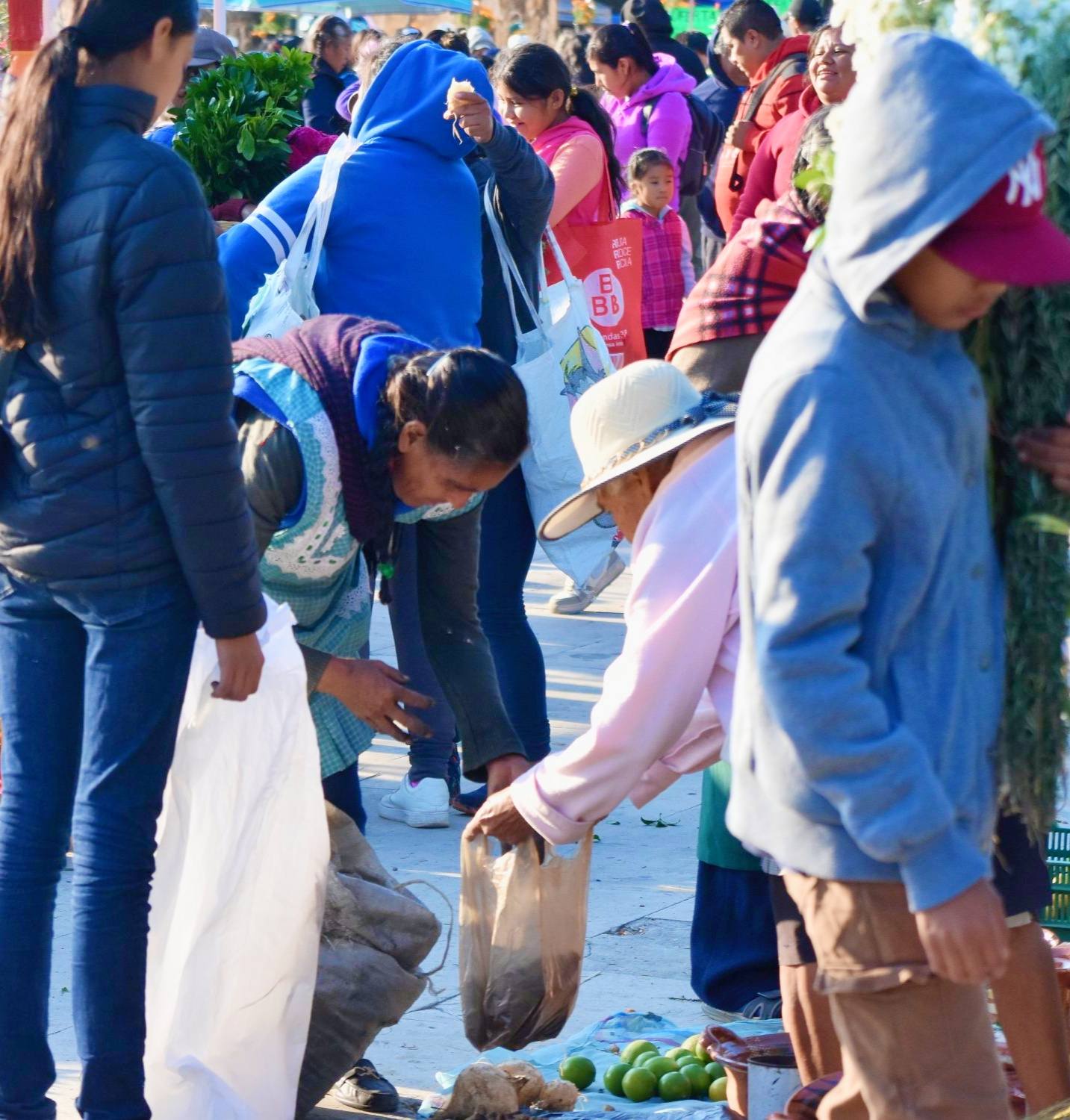 Personas participando en el trueque de Huaquechula, intercambiando productos del campo en la Plaza Grande.