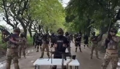 Grupo armado con vestimenta táctica y armas largas grabando un video en una zona rural de San Luis Potosí, imagen ilustrativa sobre la presencia de células del crimen organizado en México.