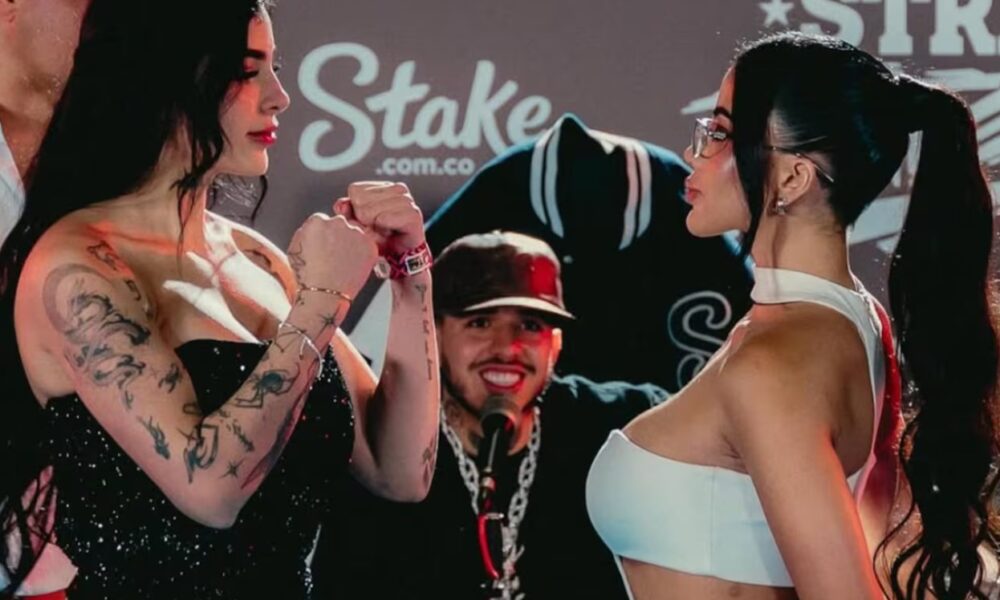 Karely Ruiz y Karina García frente a frente en el pesaje previo a su combate, ambas en pose de desafío antes de su pelea en “La Velada del Año México”.