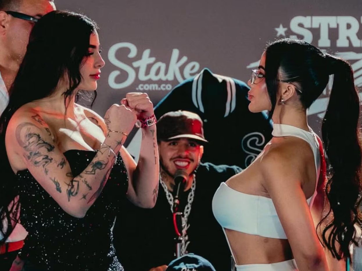 Karely Ruiz y Karina García frente a frente en el pesaje previo a su combate, ambas en pose de desafío antes de su pelea en “La Velada del Año México”.