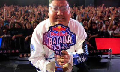 Fat Tony sostiene el trofeo de la Red Bull Batalla México tras coronarse campeón nacional ante un público eufórico.