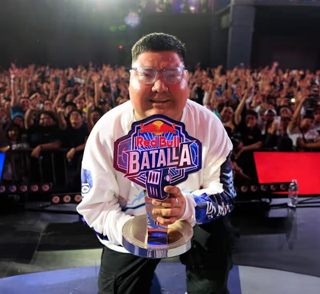 Fat Tony sostiene el trofeo de la Red Bull Batalla México tras coronarse campeón nacional ante un público eufórico.