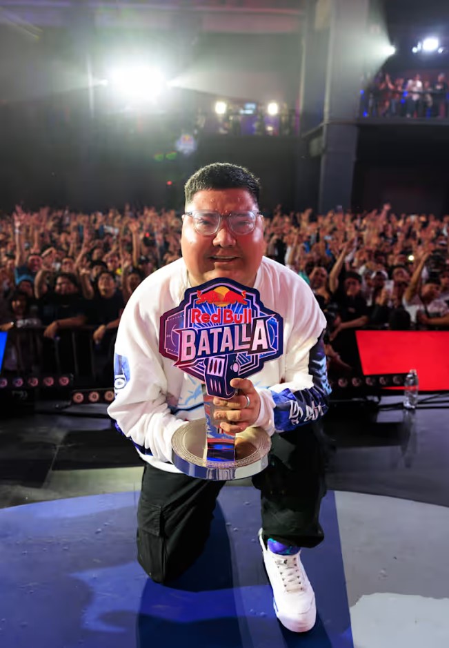 Fat Tony sostiene el trofeo de la Red Bull Batalla México tras coronarse campeón nacional ante un público eufórico.