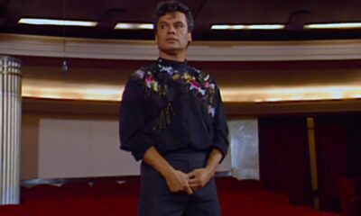 Juan Gabriel durante su concierto en el Palacio de Bellas Artes en 1990, vistiendo una camisa negra con bordados coloridos.