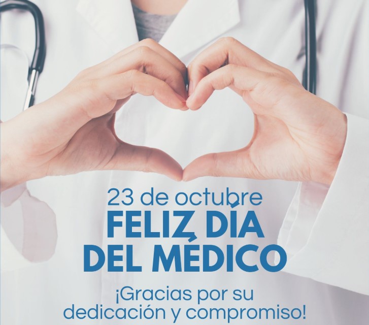 Médico formando un corazón con las manos para conmemorar el Día del Médico en México, el 23 de octubre.