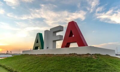 Vista del letrero monumental del Aeropuerto Internacional Felipe Ángeles (AIFA) al atardecer.