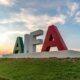Vista del letrero monumental del Aeropuerto Internacional Felipe Ángeles (AIFA) al atardecer.