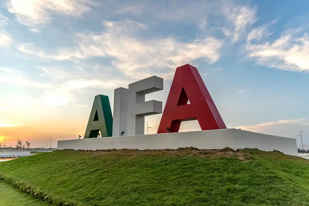Vista del letrero monumental del Aeropuerto Internacional Felipe Ángeles (AIFA) al atardecer.