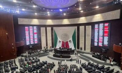 Diputados mexicanos dentro del Congreso, algunos descansando en sus curules durante una sesión legislativa.