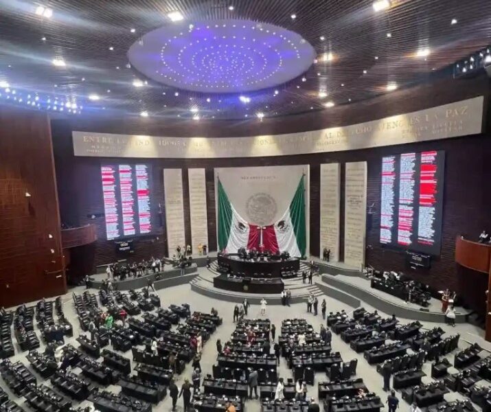 Diputados mexicanos dentro del Congreso, algunos descansando en sus curules durante una sesión legislativa.