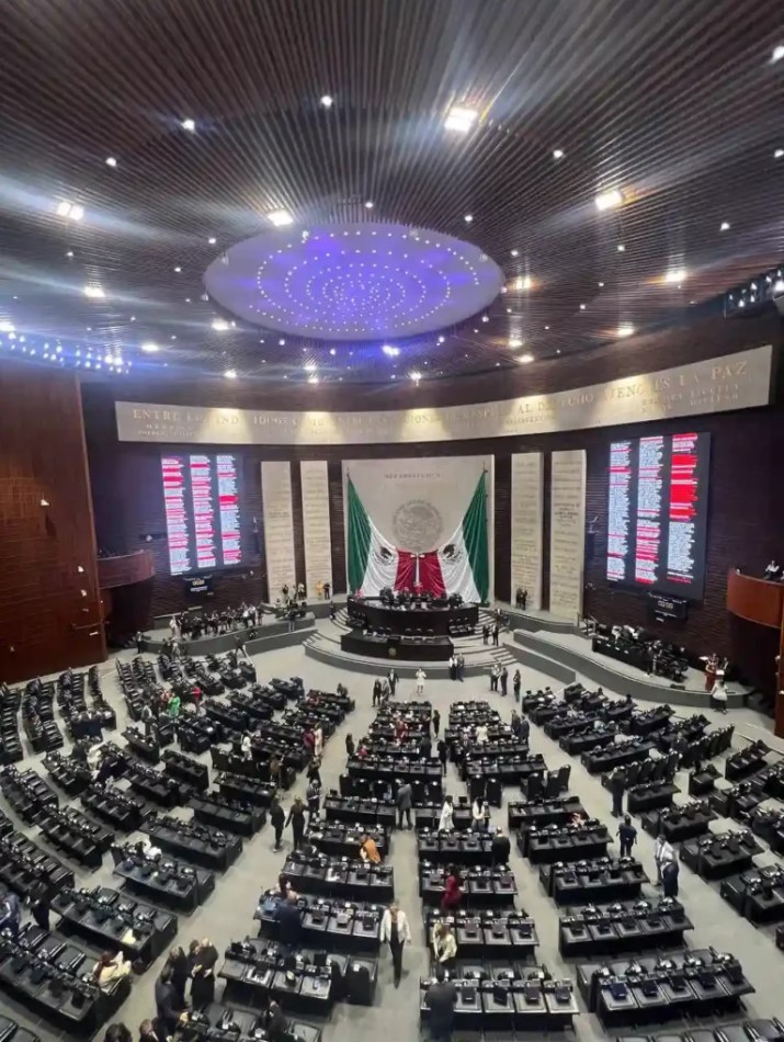 Diputados mexicanos dentro del Congreso, algunos descansando en sus curules durante una sesión legislativa.