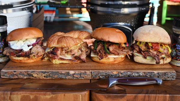Variedad de sándwiches artesanales elaborados con ingredientes naturales, representando el valor y el esfuerzo detrás de la producción de alimentos sostenibles.