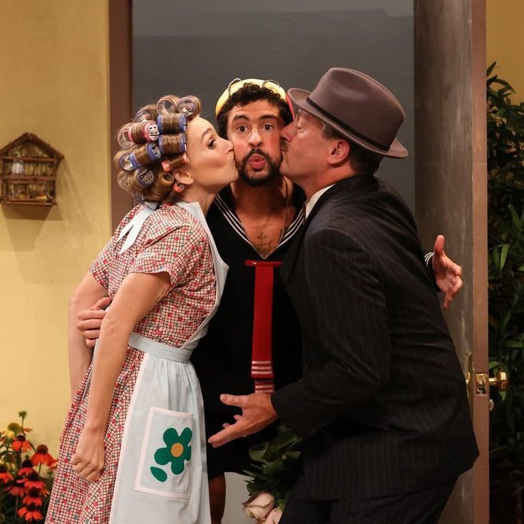 Recreación de El Chavo del 8 en Saturday Night Live, donde se representa una escena icónica entre los personajes inspirados en Doña Florinda, Don Ramón y Quico, con escenografía fiel al programa original.