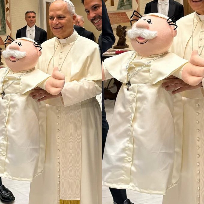 Líder religioso posa con un muñeco vestido de papa durante un encuentro oficial, imagen que generó debate sobre simbolismo religioso y comunicación institucional.