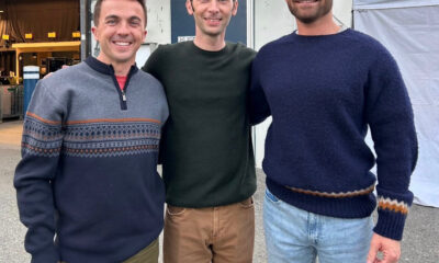Los actores Frankie Muniz, Justin Berfield y Christopher Masterson posan juntos durante un reencuentro reciente del elenco de Malcolm el de en medio.