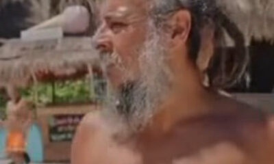 Turista en playa pública de Tulum durante la temporada baja, en medio de las nuevas restricciones de acceso anunciadas por el gobierno municipal.